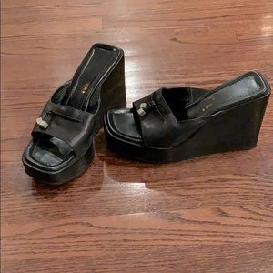 Donald J Pliner black platform sandals